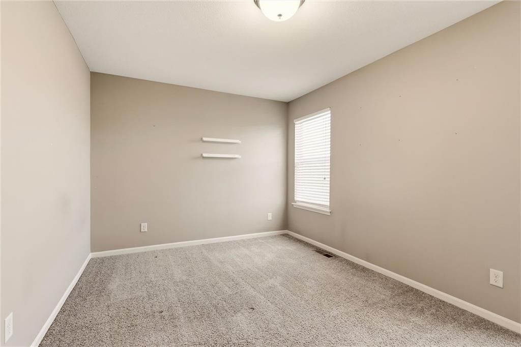 Photo 17 of 23 - 1804 NE Griffin Drive, Lee's Summit, MO 64086