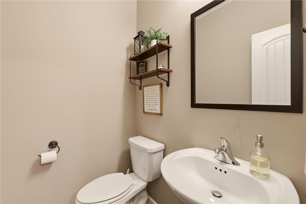 Photo 10 of 23 - 1804 NE Griffin Drive, Lee's Summit, MO 64086