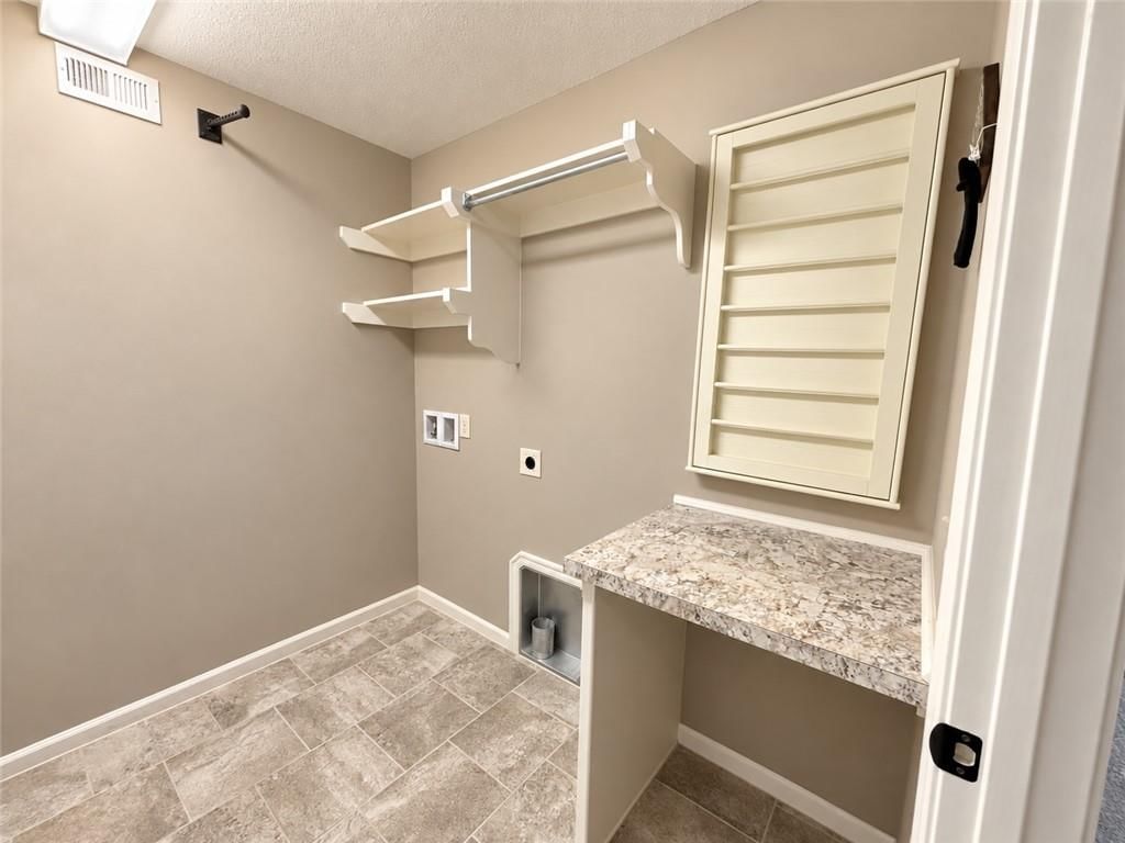 Photo 18 of 23 - 1804 NE Griffin Drive, Lee's Summit, MO 64086