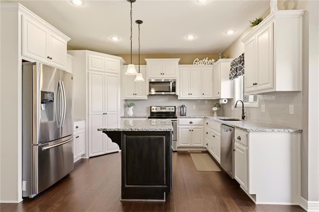 Photo 5 of 23 - 1804 NE Griffin Drive, Lee's Summit, MO 64086