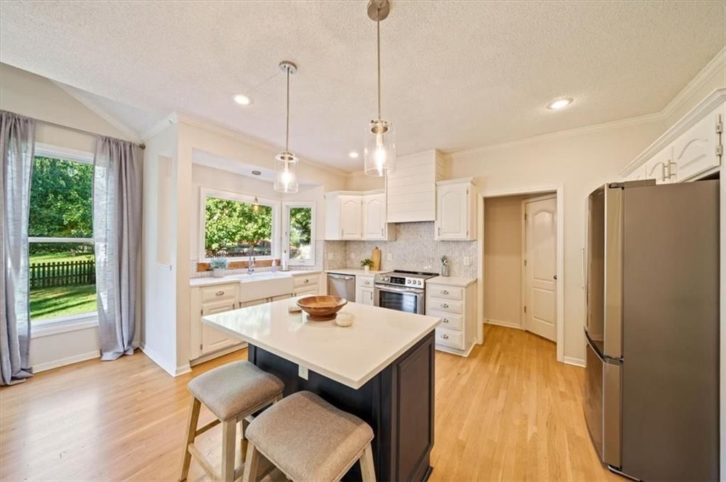 Photo 10 of 32 - 22304 W 52nd Street, Shawnee, KS 66226
