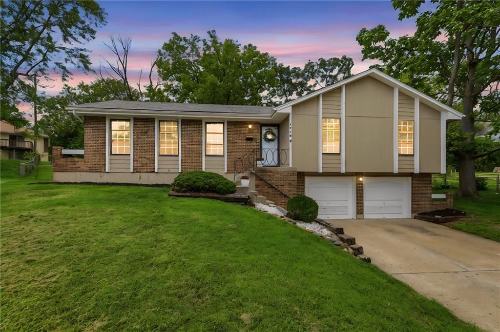 Photo 1 of 30 - 1718 E 97th Terrace, Kansas City, MO 64131