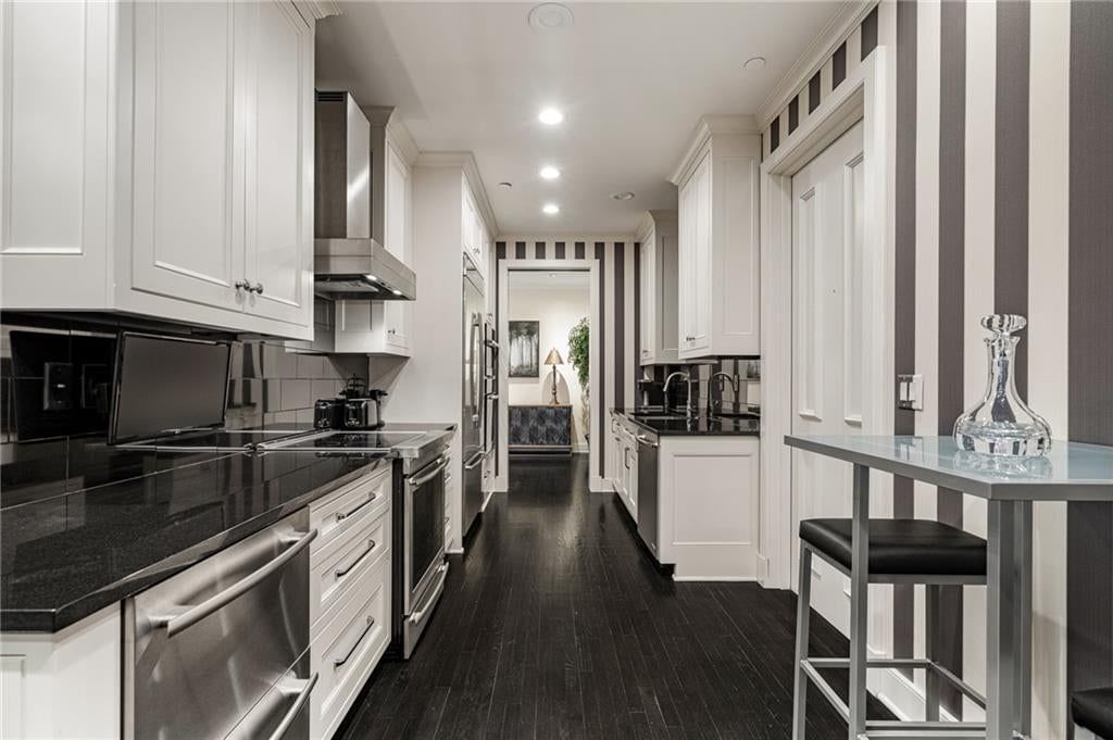 400 W 49th Terrace — photo 12