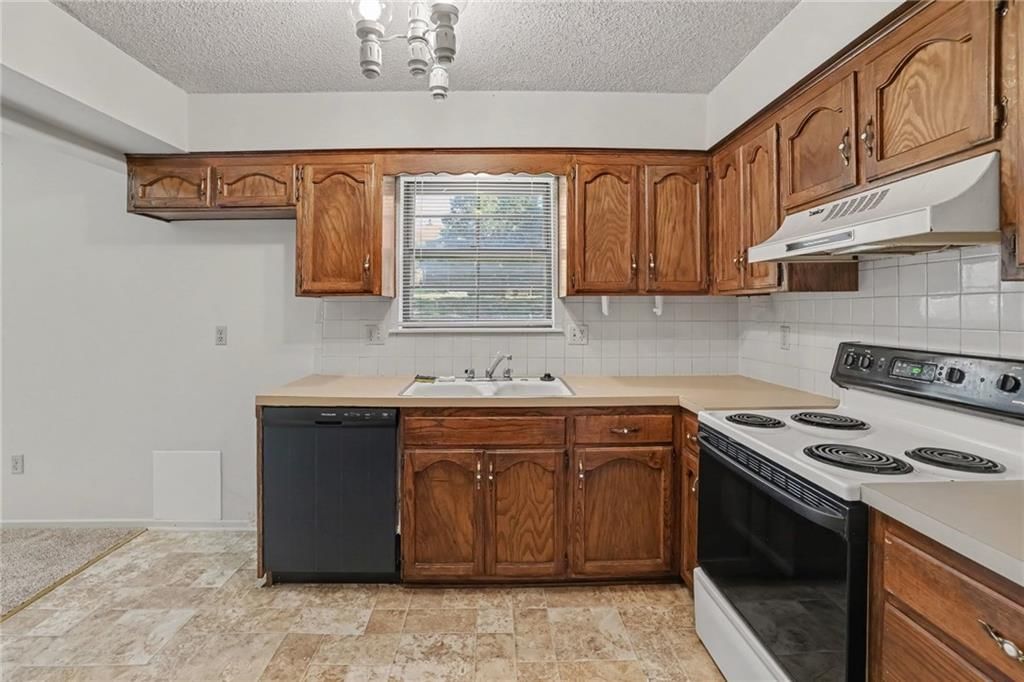 Photo 9 of 30 - 7507 Long Avenue, Lenexa, KS 66216