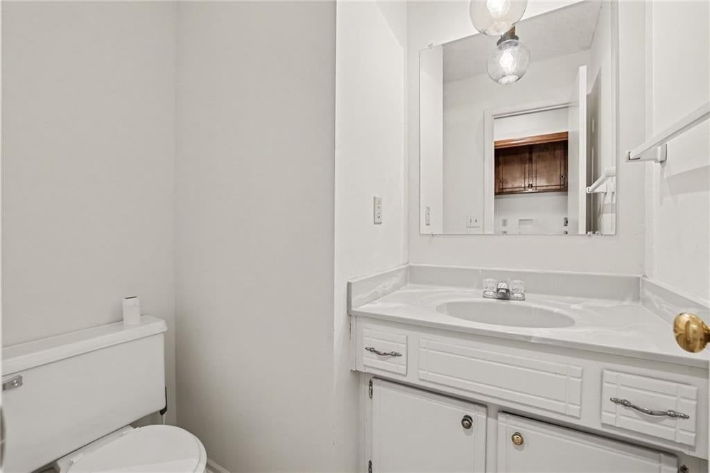 Photo 11 of 30 - 7507 Long Avenue, Lenexa, KS 66216