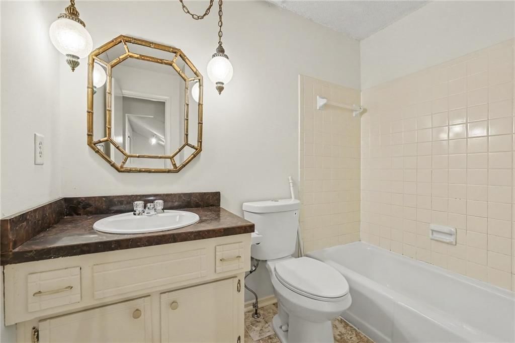 Photo 15 of 30 - 7507 Long Avenue, Lenexa, KS 66216