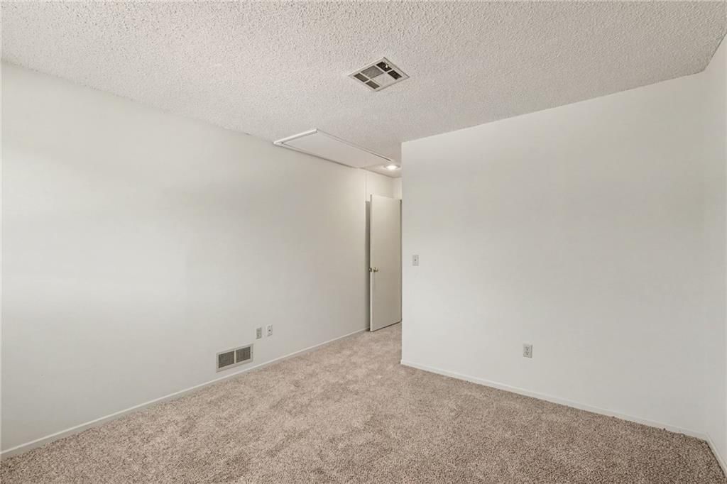 Photo 19 of 30 - 7507 Long Avenue, Lenexa, KS 66216