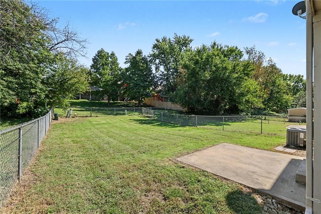Photo 24 of 30 - 7507 Long Avenue, Lenexa, KS 66216