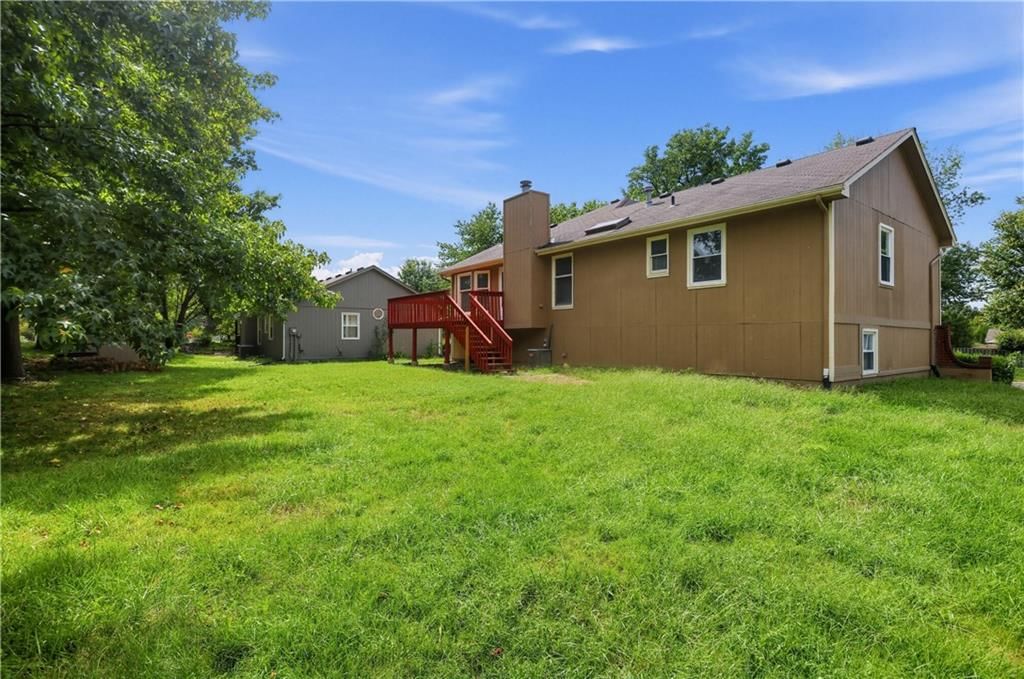 2129 Sunset Circle, Pleasant Hill, MO: listing photo 2
