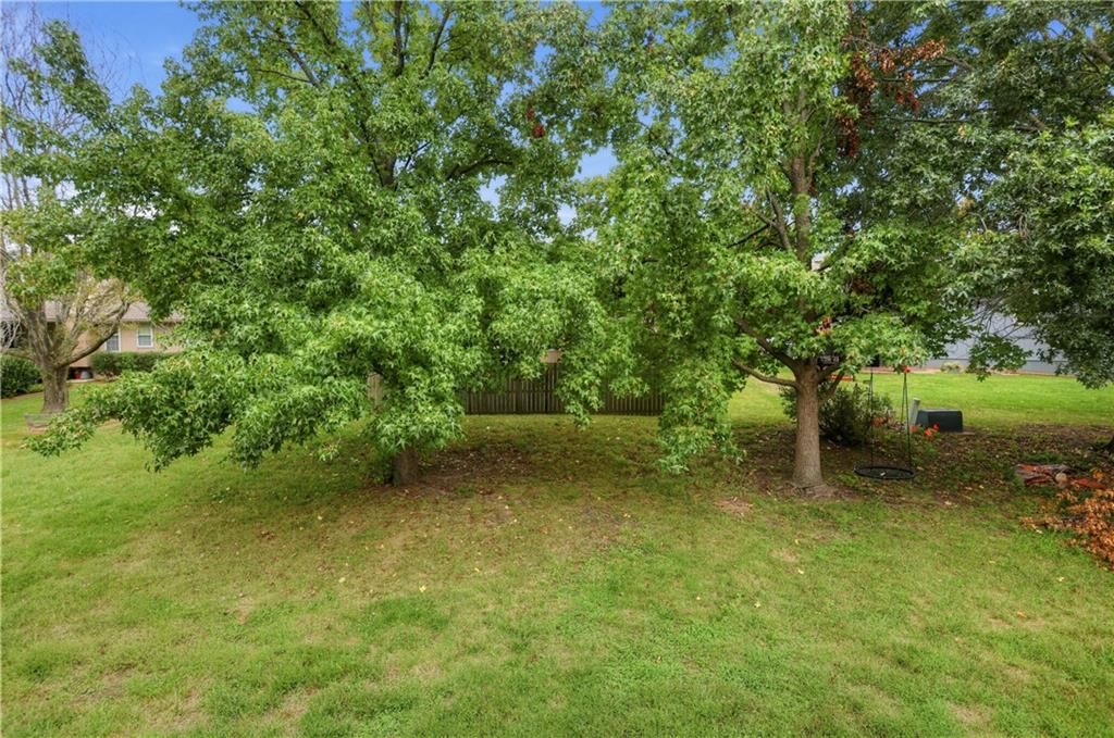 Photo 5 of 30 - 2129 Sunset Circle, Pleasant Hill, MO 64080