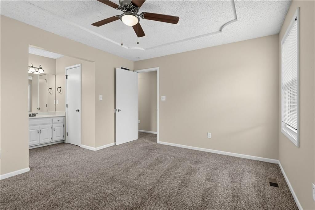 Photo 11 of 30 - 2129 Sunset Circle, Pleasant Hill, MO 64080