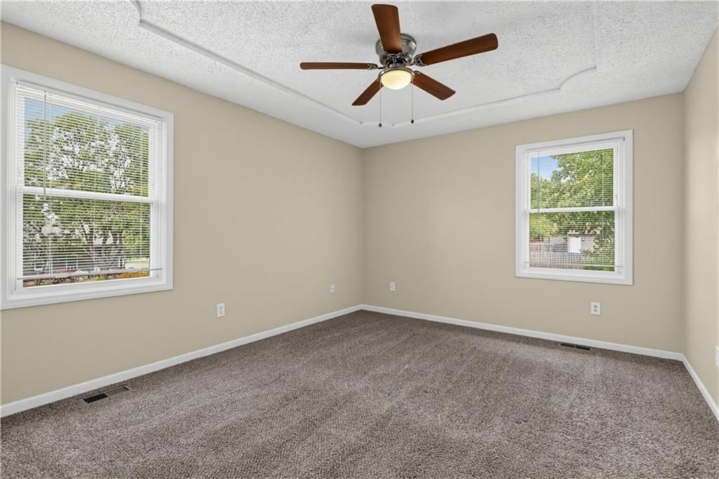 Photo 12 of 30 - 2129 Sunset Circle, Pleasant Hill, MO 64080