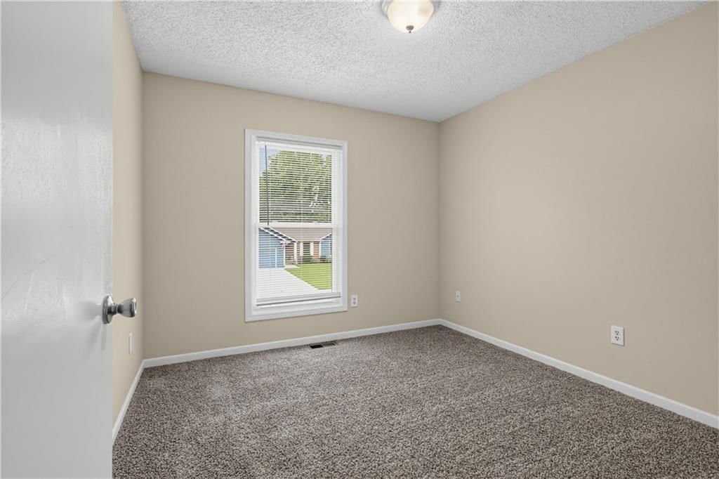 Photo 14 of 30 - 2129 Sunset Circle, Pleasant Hill, MO 64080