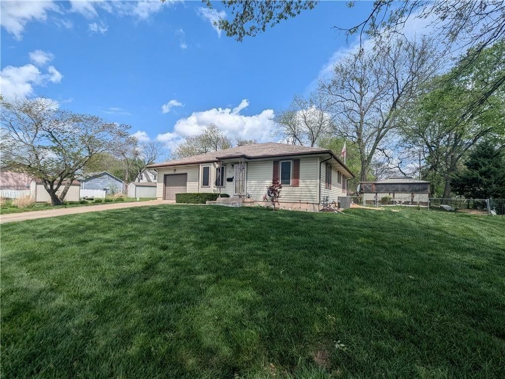 701 S Oakland Street, Harrisonville, MO: listing photo 2