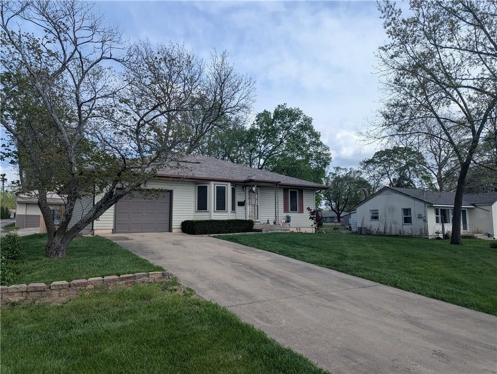Photo 4 of 68 - 701 S Oakland Street, Harrisonville, MO 64701