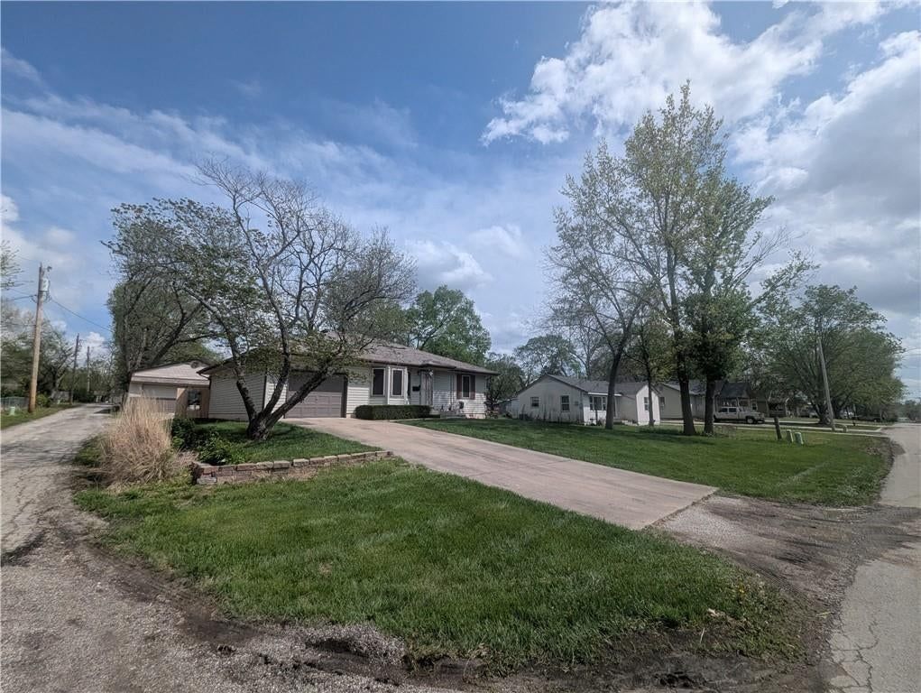 Photo 5 of 68 - 701 S Oakland Street, Harrisonville, MO 64701