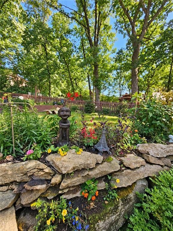 305 Lancelot Drive, Liberty, MO: listing photo 2