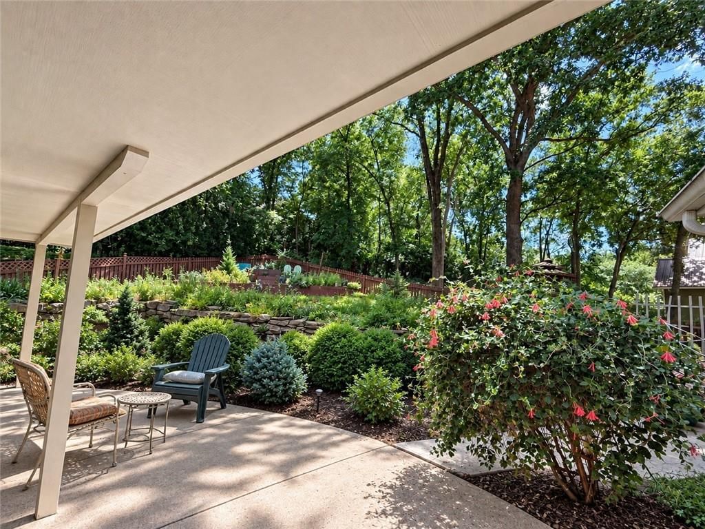 Photo 4 of 37 - 305 Lancelot Drive, Liberty, MO 64068