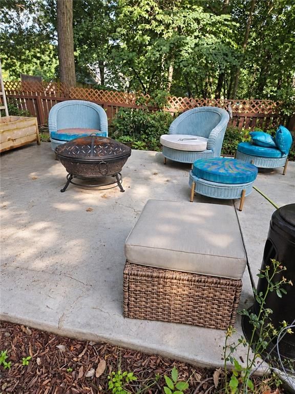 Photo 5 of 37 - 305 Lancelot Drive, Liberty, MO 64068