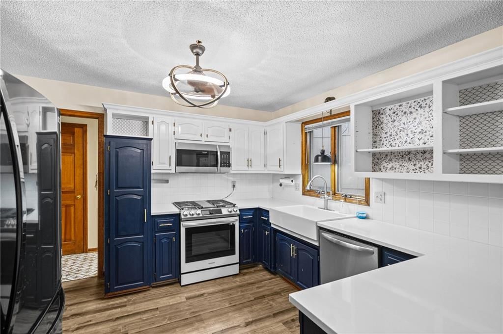 Photo 6 of 37 - 305 Lancelot Drive, Liberty, MO 64068