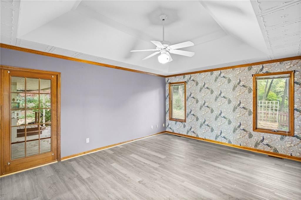 Photo 8 of 37 - 305 Lancelot Drive, Liberty, MO 64068