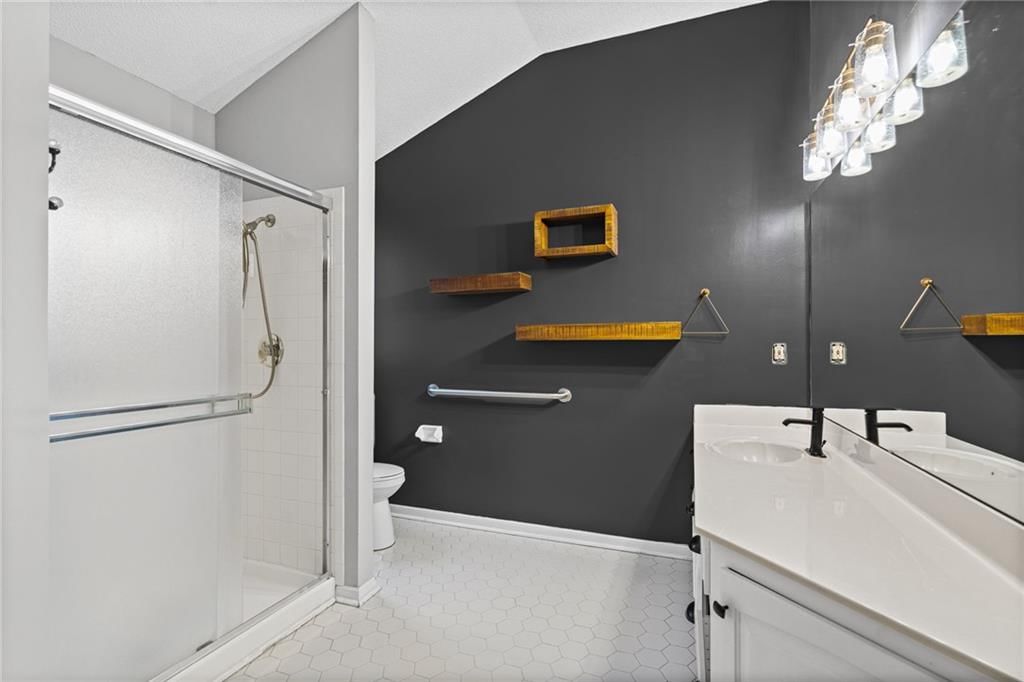 Photo 9 of 37 - 305 Lancelot Drive, Liberty, MO 64068