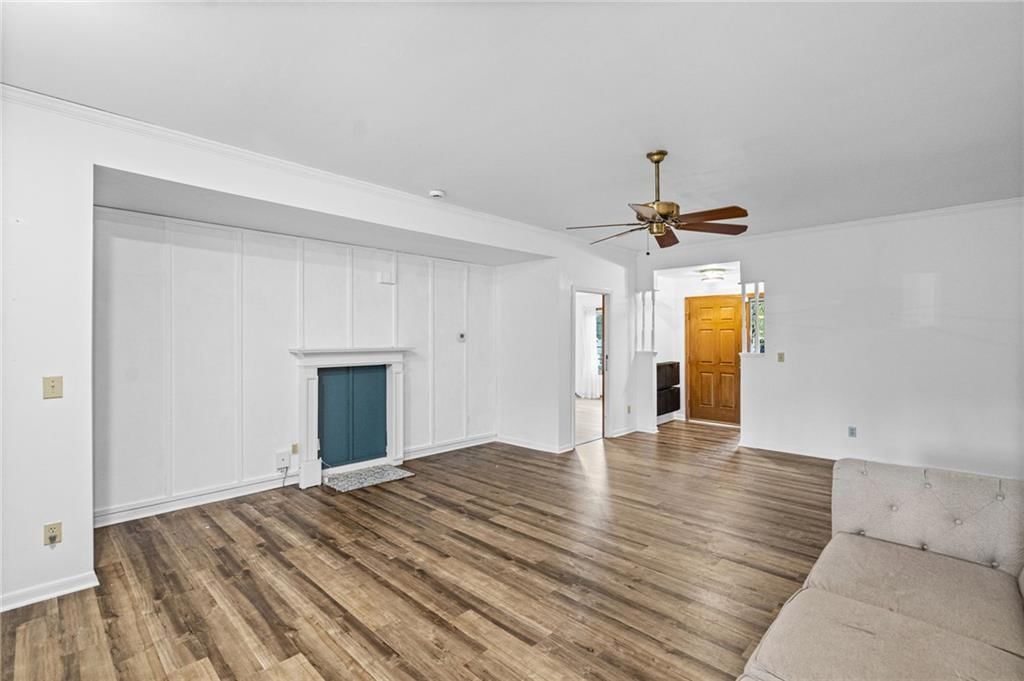 Photo 14 of 37 - 305 Lancelot Drive, Liberty, MO 64068