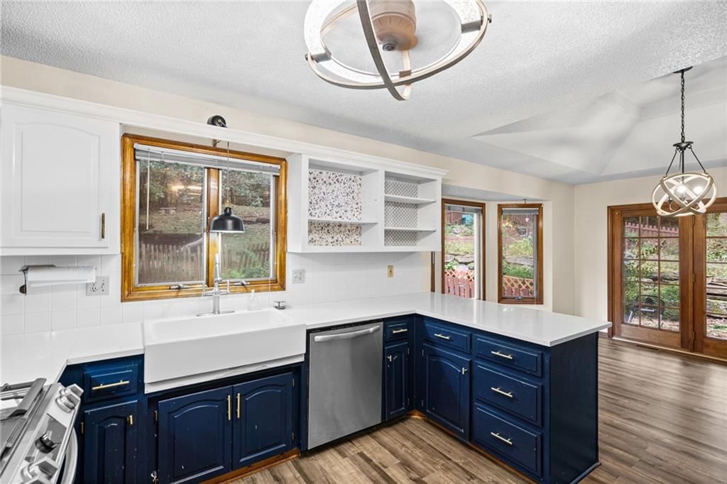 Photo 15 of 37 - 305 Lancelot Drive, Liberty, MO 64068