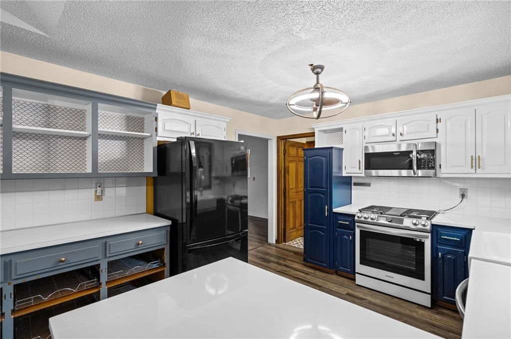 Photo 16 of 37 - 305 Lancelot Drive, Liberty, MO 64068