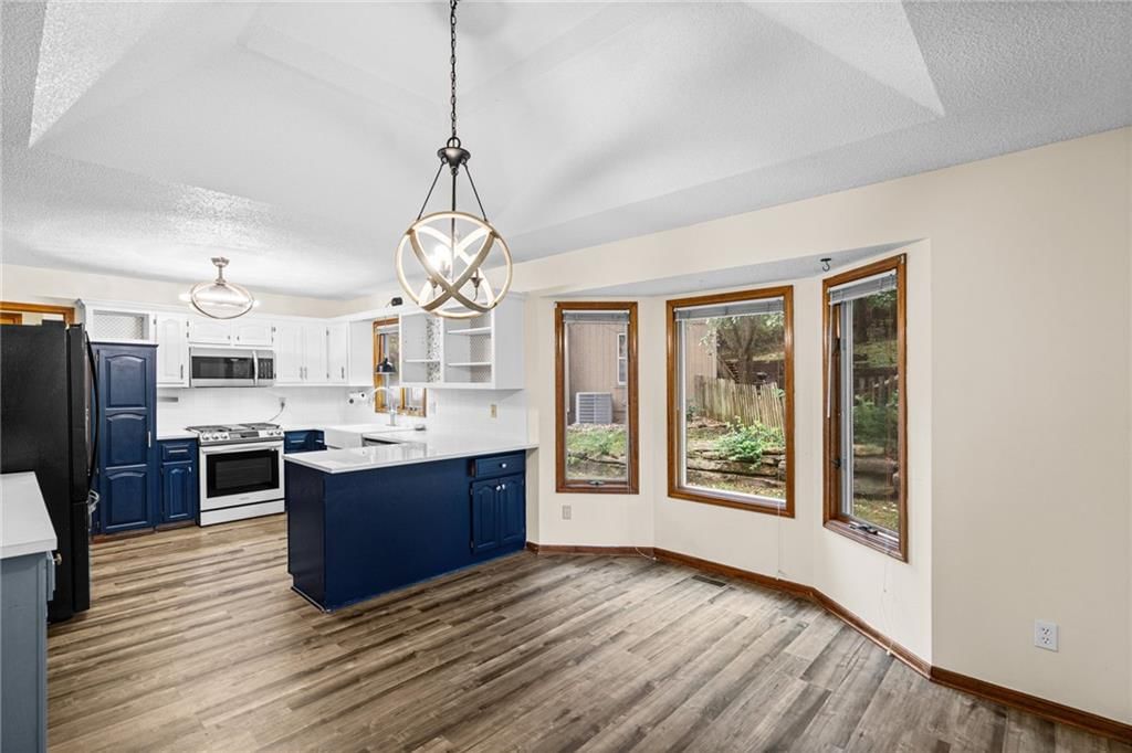 Photo 18 of 37 - 305 Lancelot Drive, Liberty, MO 64068