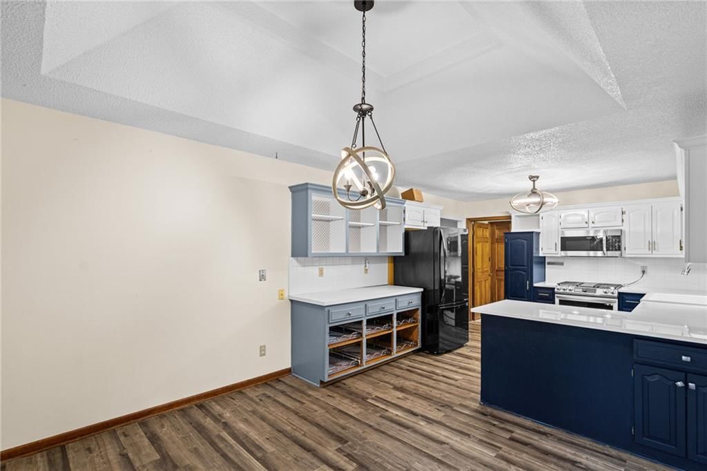 Photo 19 of 37 - 305 Lancelot Drive, Liberty, MO 64068