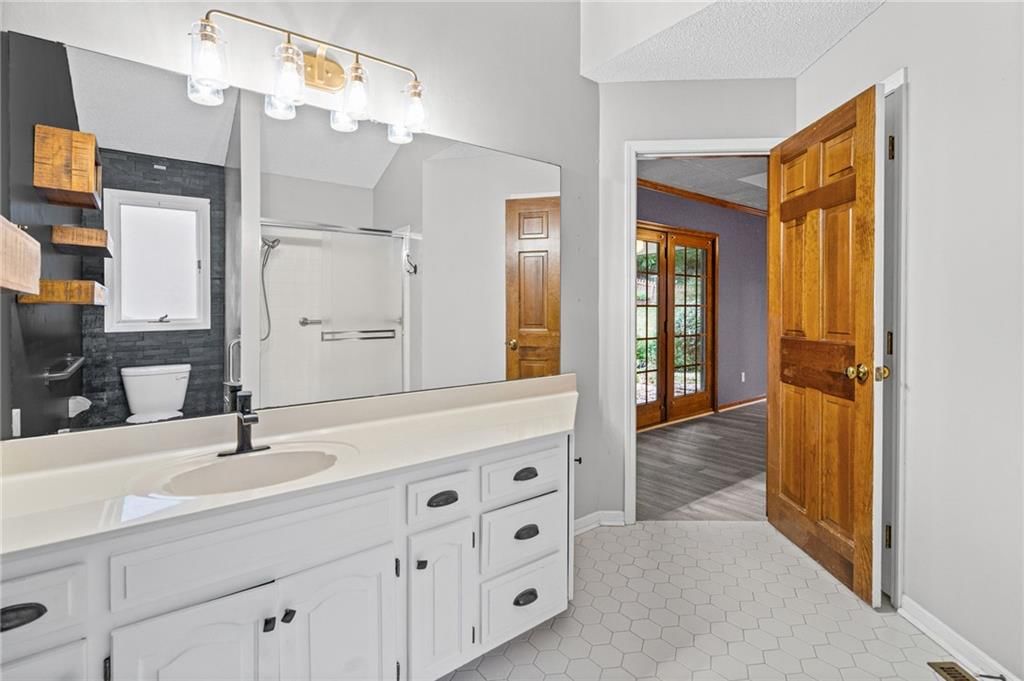 Photo 22 of 37 - 305 Lancelot Drive, Liberty, MO 64068