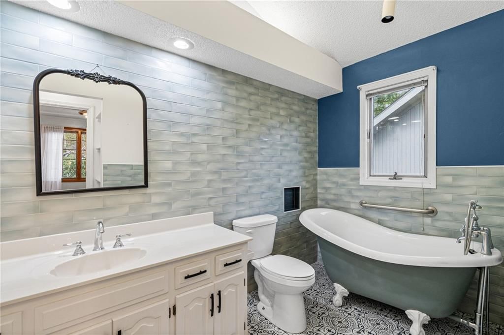 Photo 25 of 37 - 305 Lancelot Drive, Liberty, MO 64068