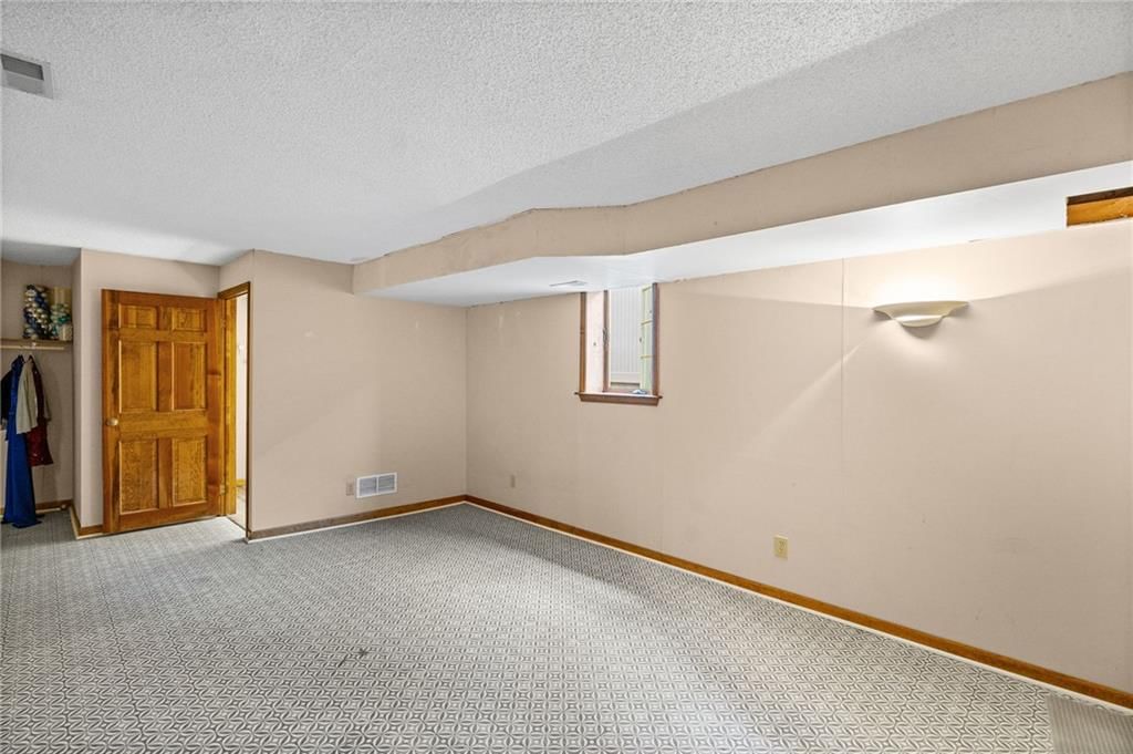 Photo 26 of 37 - 305 Lancelot Drive, Liberty, MO 64068