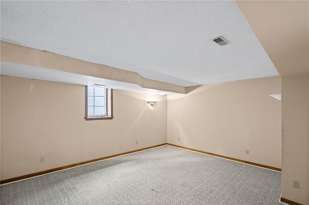 Photo 27 of 37 - 305 Lancelot Drive, Liberty, MO 64068