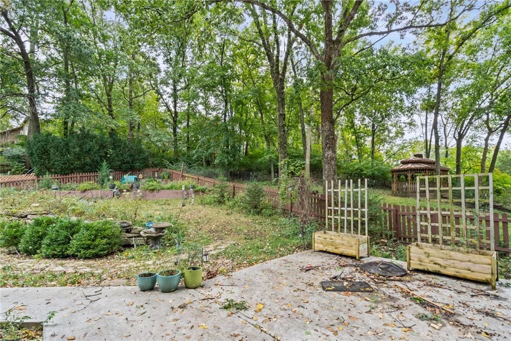 Photo 30 of 37 - 305 Lancelot Drive, Liberty, MO 64068