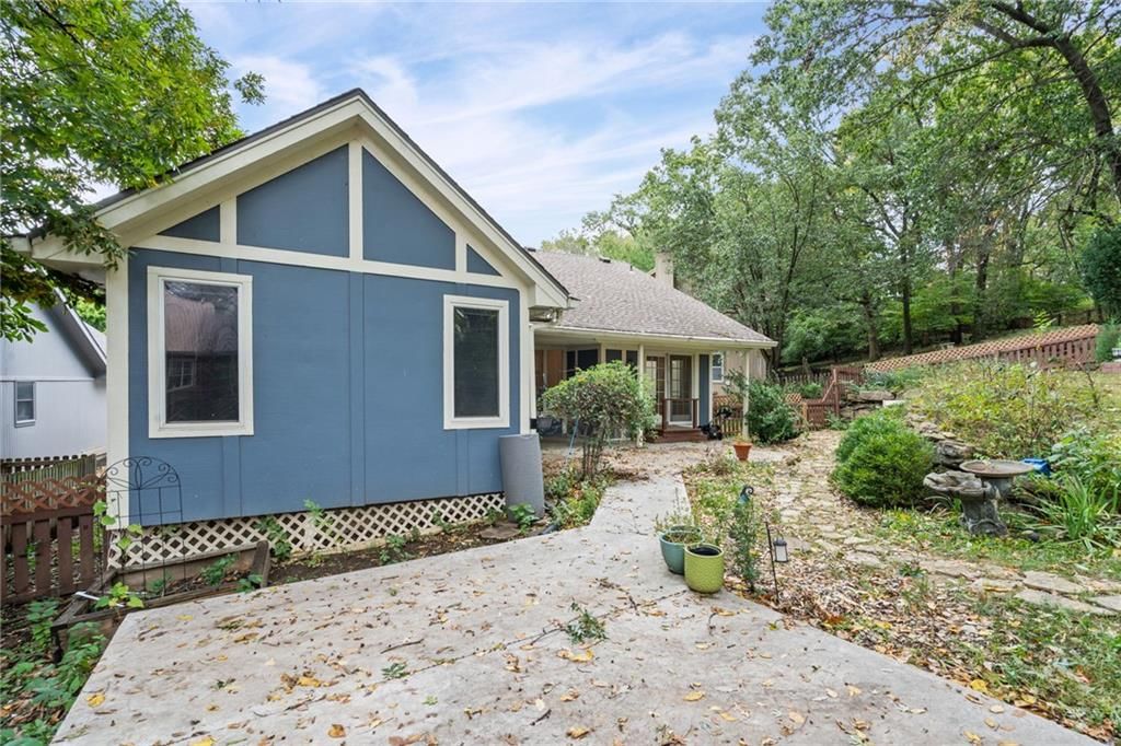 Photo 31 of 37 - 305 Lancelot Drive, Liberty, MO 64068