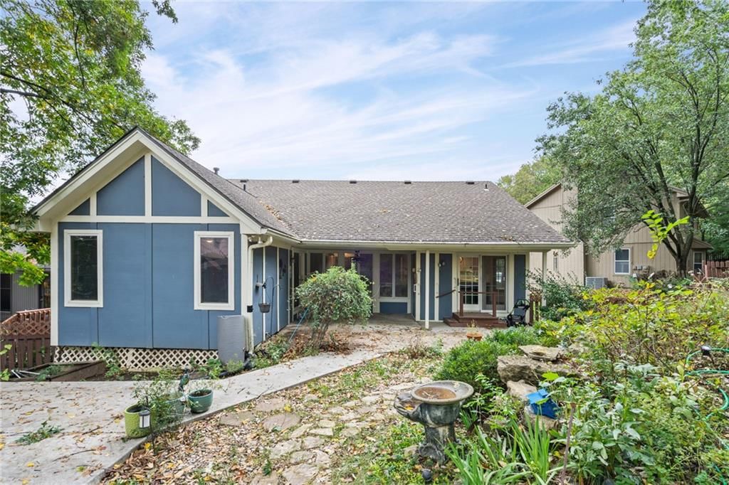 Photo 32 of 37 - 305 Lancelot Drive, Liberty, MO 64068