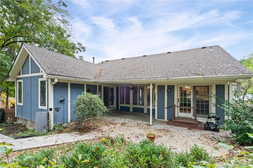 Photo 33 of 37 - 305 Lancelot Drive, Liberty, MO 64068