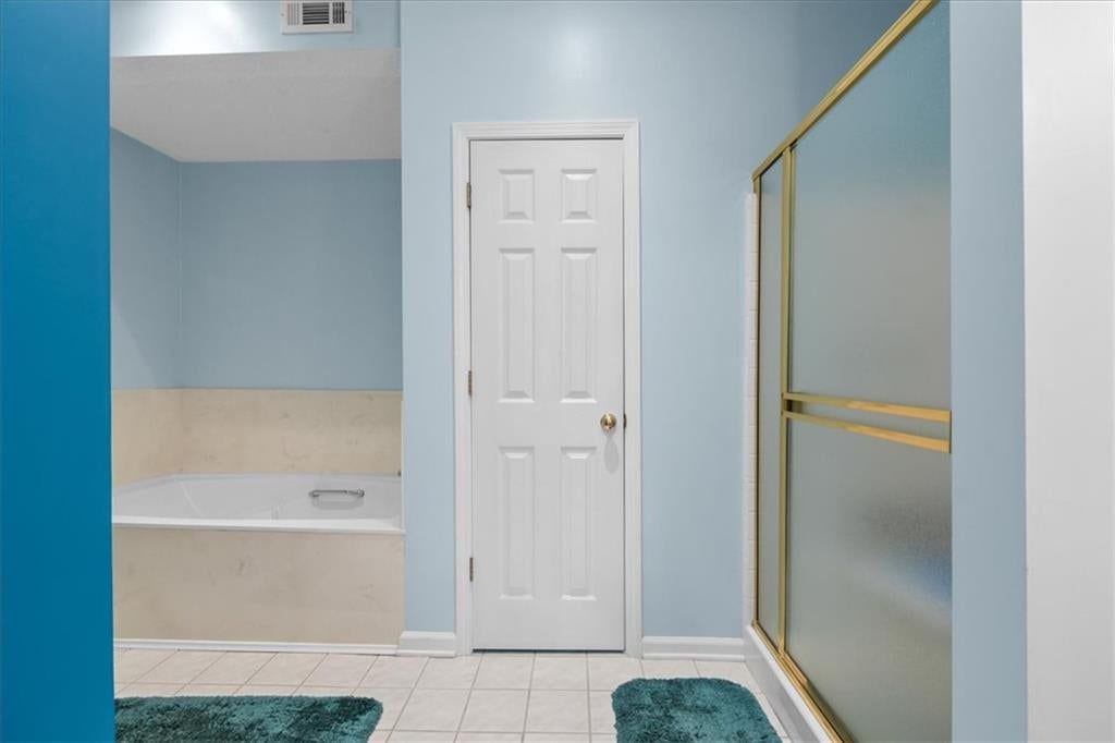 Photo 15 of 21 - 4305 S Bryant Court, Independence, MO 64055