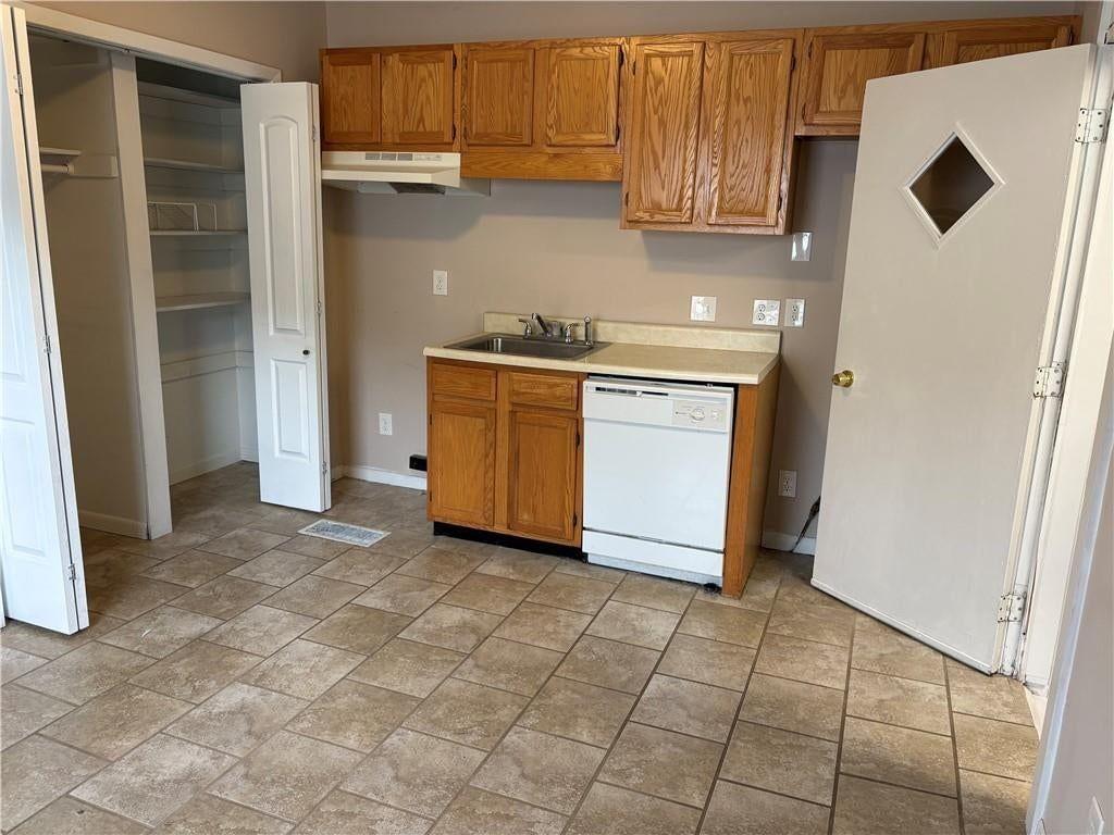 Photo 16 of 32 - 1224 Kingman Street, Leavenworth, KS 66048