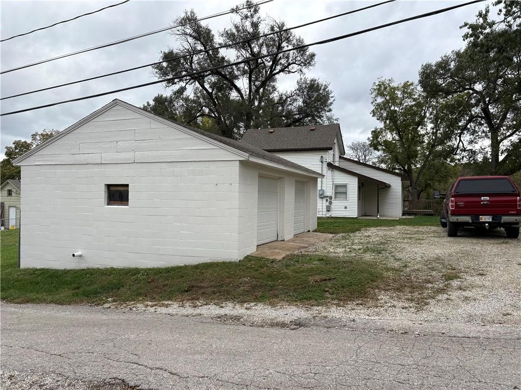 Concrete driveway at 1224 Kingman Street, Leavenworth, KS 66048
