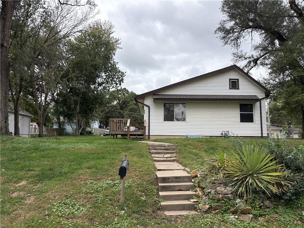 1224 Kingman Street, Leavenworth, KS: listing photo 2