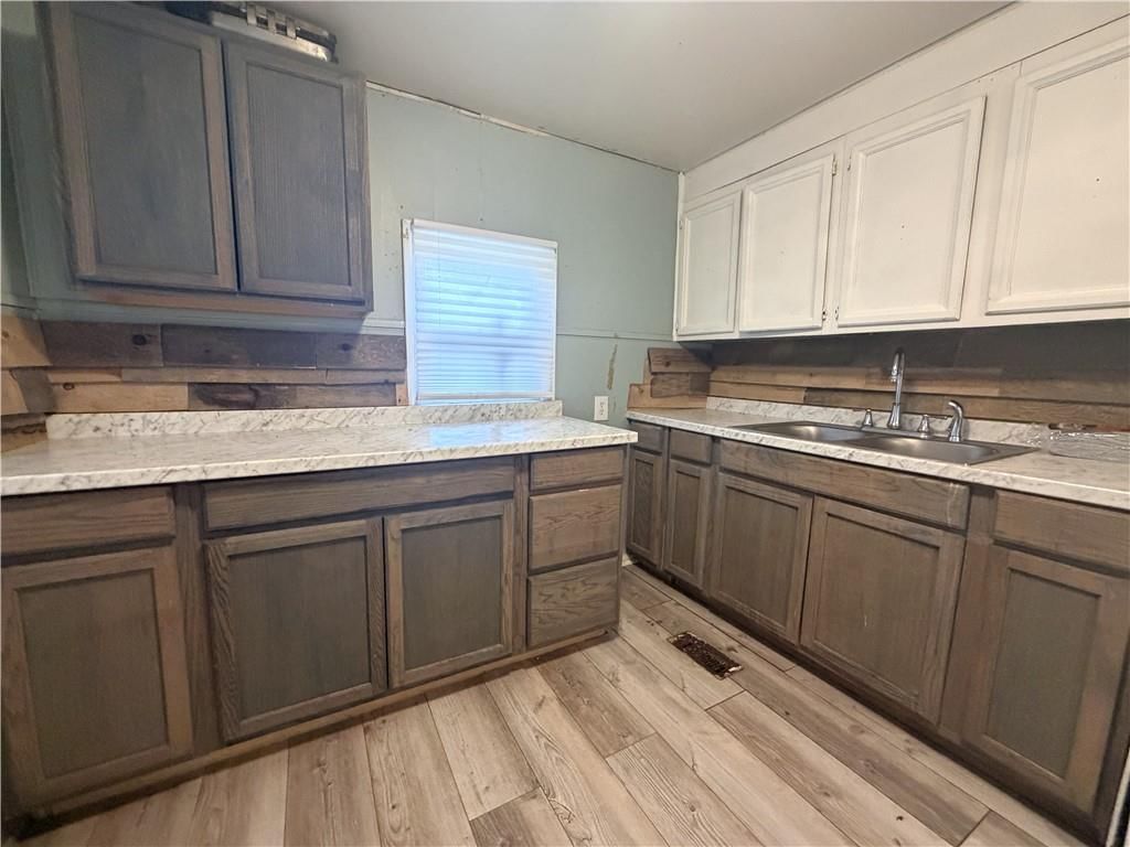 305 Mansur Street — photo 17