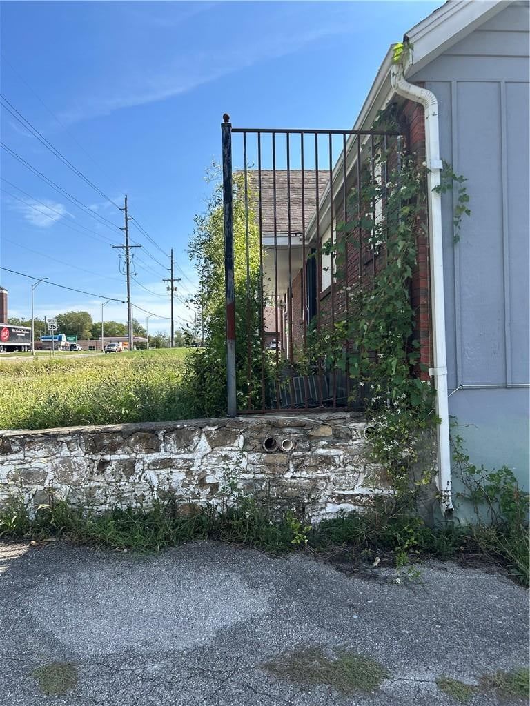6111 Leavenworth Road, Kansas City, KS: listing photo 3