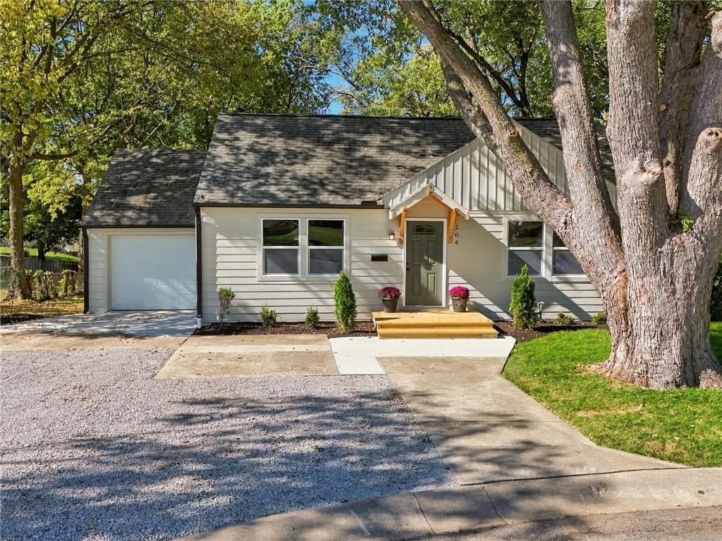 Photo 4 of 35 - 204 Westview Place, Excelsior Springs, MO 64024