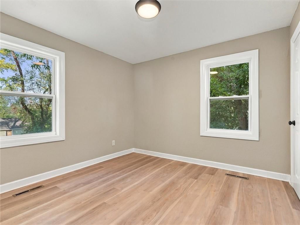 Photo 19 of 35 - 204 Westview Place, Excelsior Springs, MO 64024