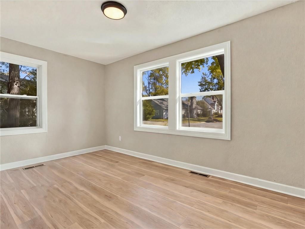 Photo 14 of 35 - 204 Westview Place, Excelsior Springs, MO 64024