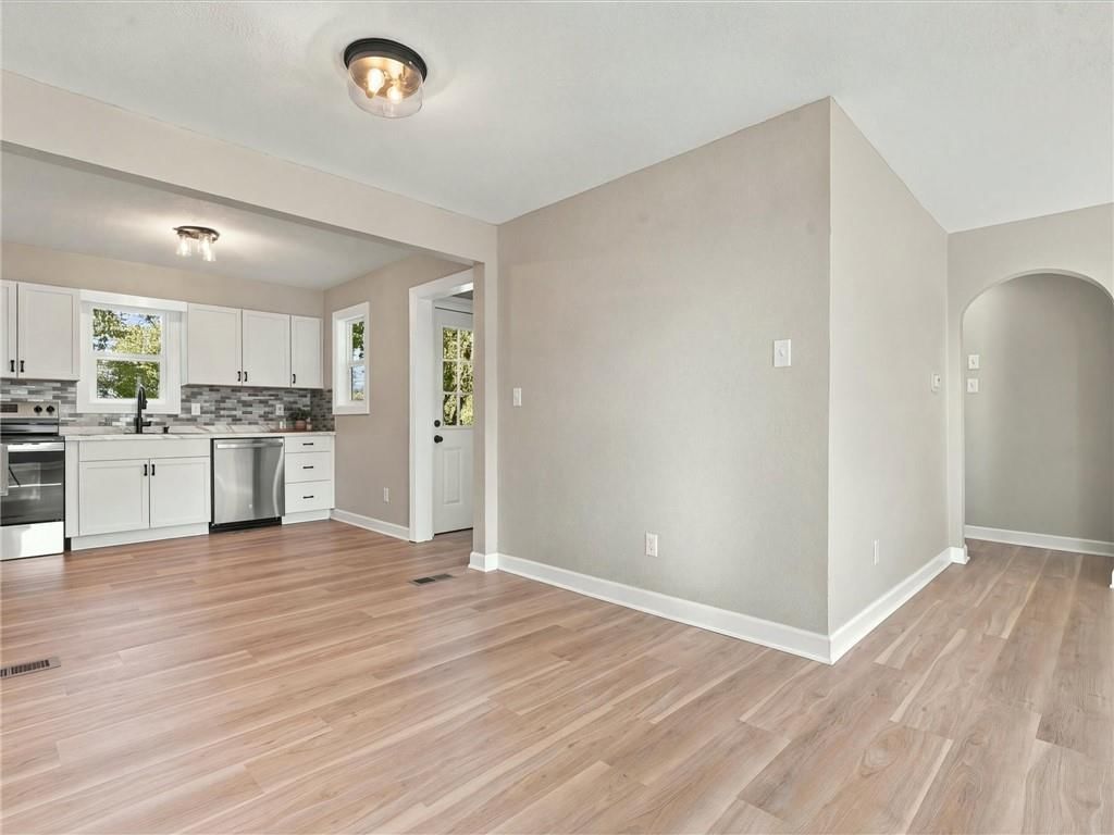 Photo 8 of 35 - 204 Westview Place, Excelsior Springs, MO 64024