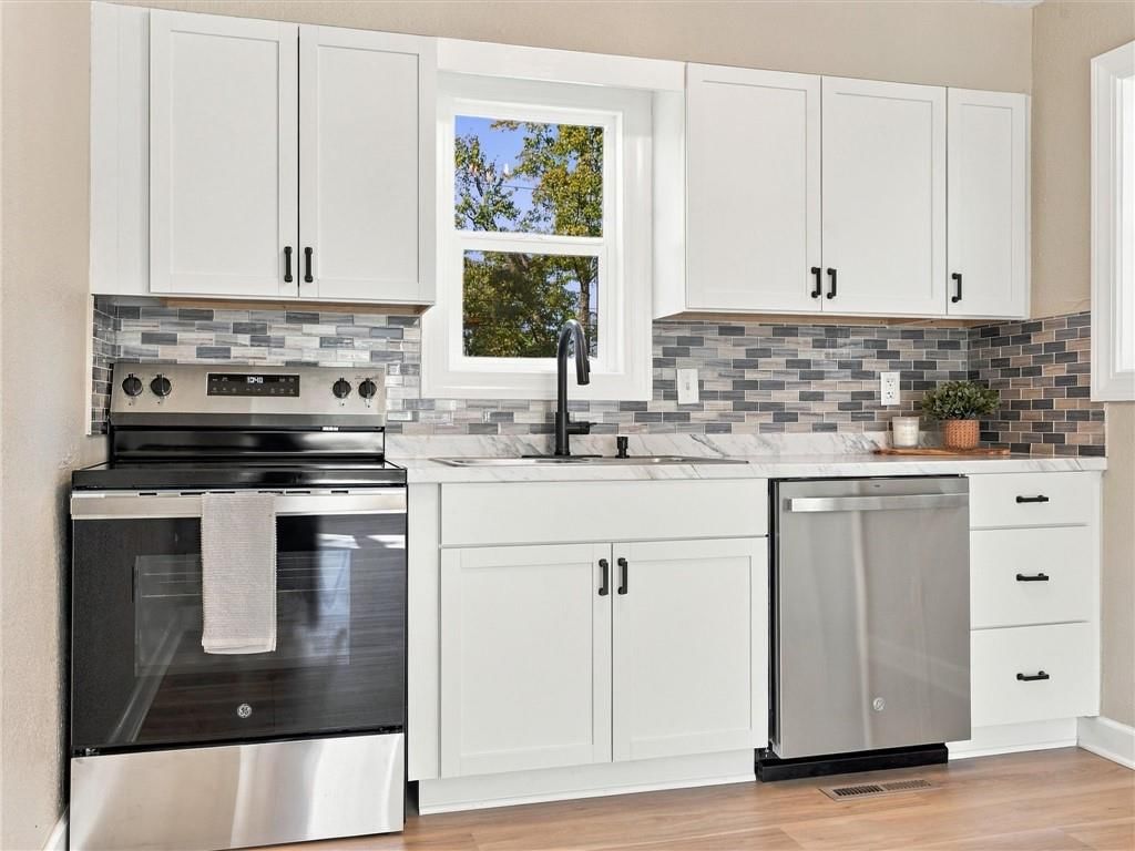 Photo 11 of 35 - 204 Westview Place, Excelsior Springs, MO 64024